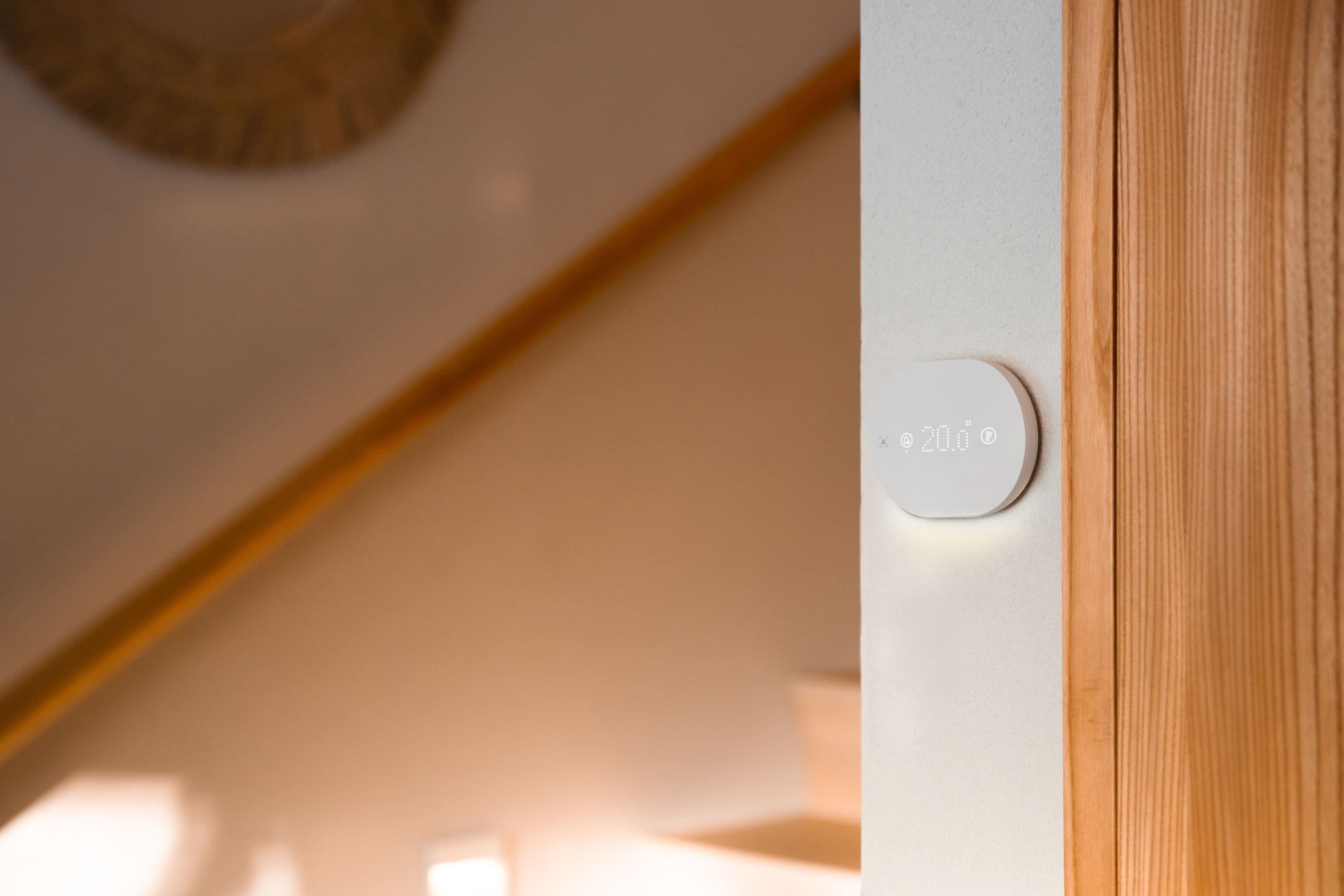 Aira Thermostat an einer weißen Wand