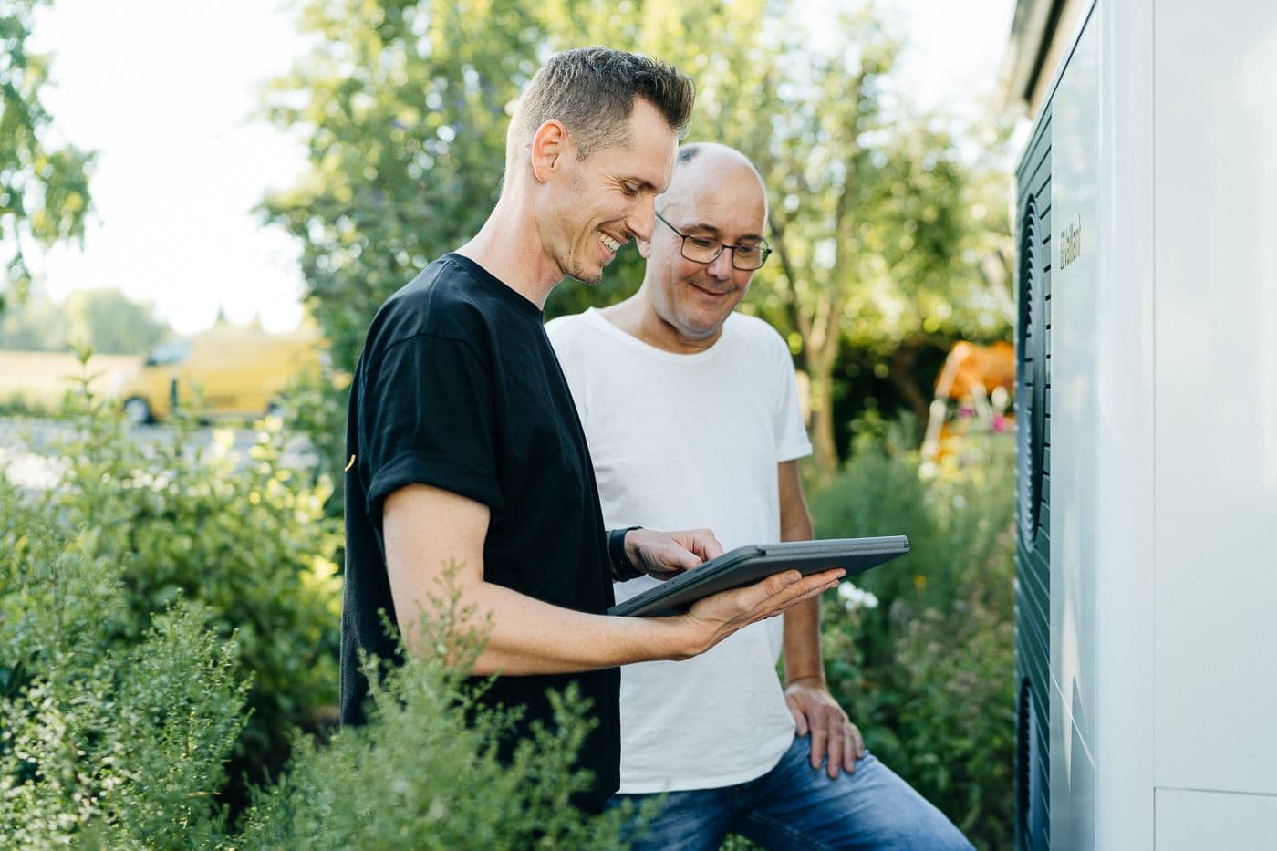 Kunde wird von einem Energie-Experten zum Thema Wärmepumpen am Haus beraten