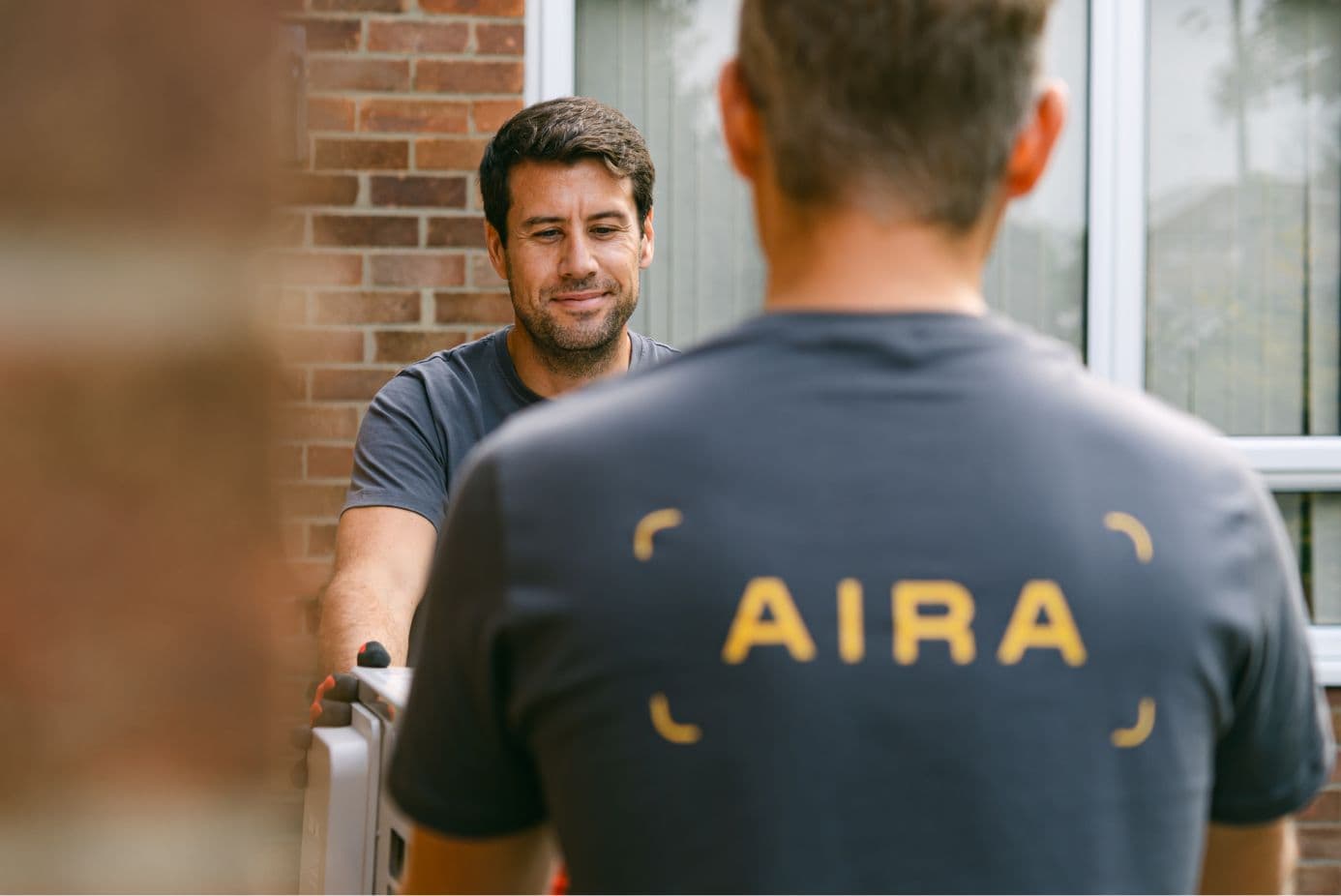 Zwei Wärmepumpen- und Photovoltaik-Installateure bei der Arbeit