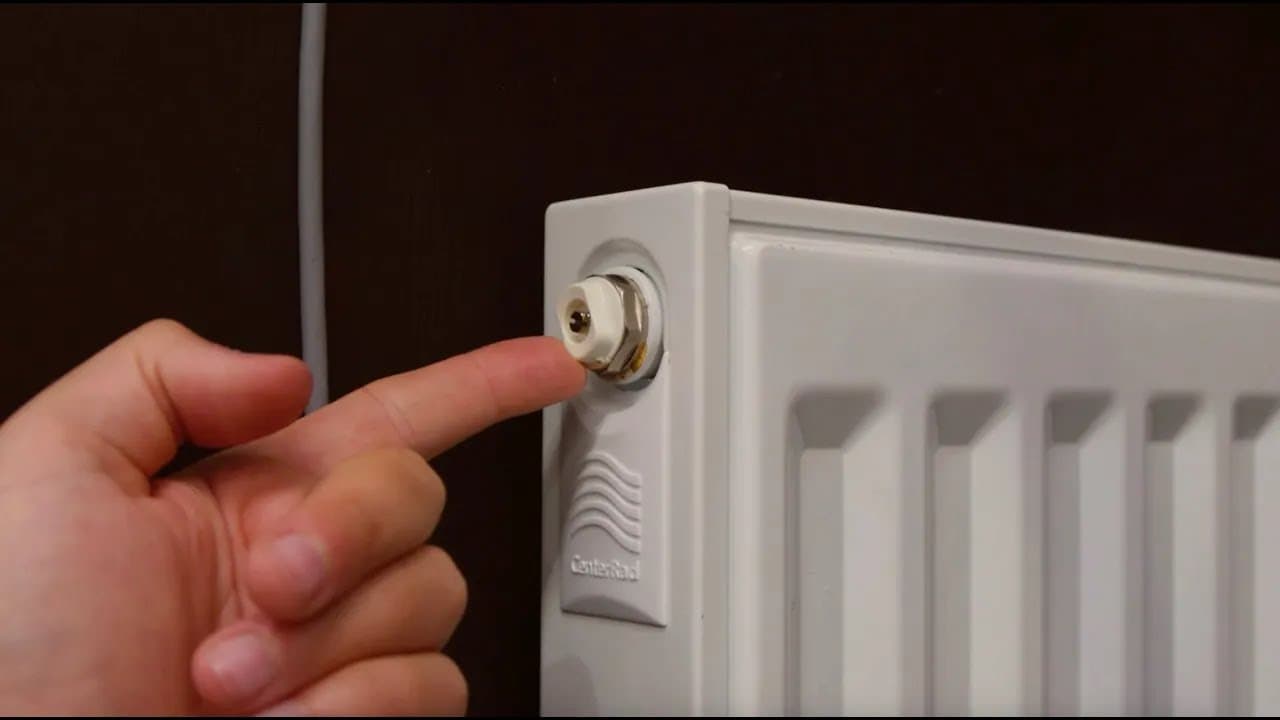 Video thumbnail - Mach deine Wärmepumpe wintertauglich - entlüfte deine Heizkörper
