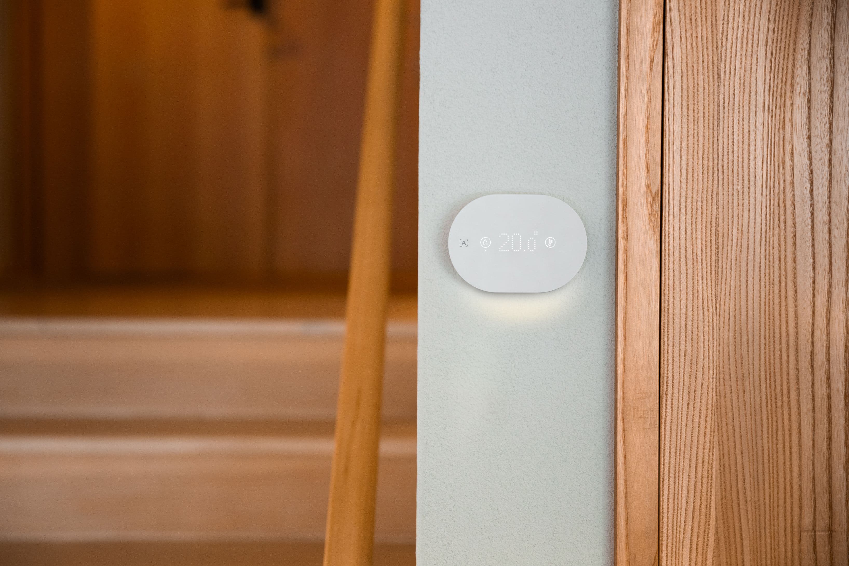 Aira Thermostat an einer weißen Wand