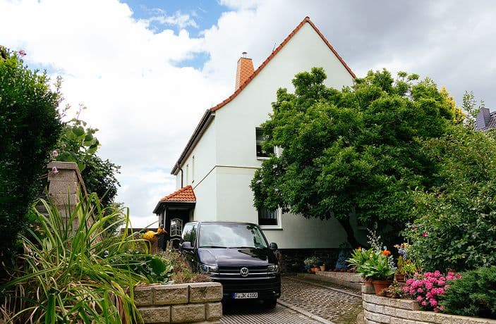 Ein Altbau bei der ein Auto in der Einfahrt steht