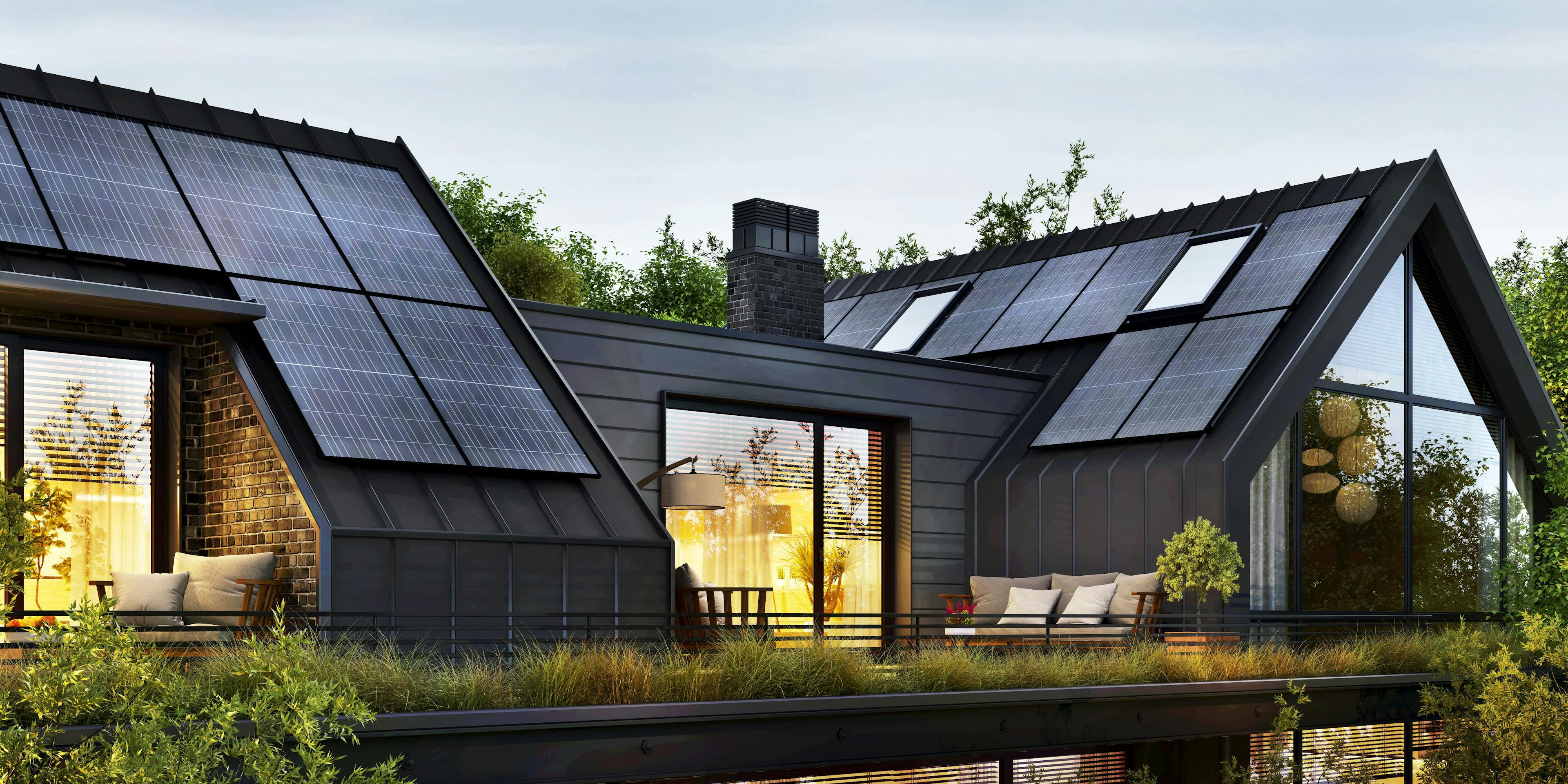 Ein schönes dunkles Einfamilienhaus mit Solaranlage auf dem Dach