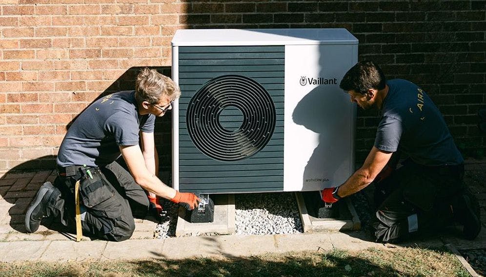 2 Aira-Techniker installieren eine Wärmepumpe