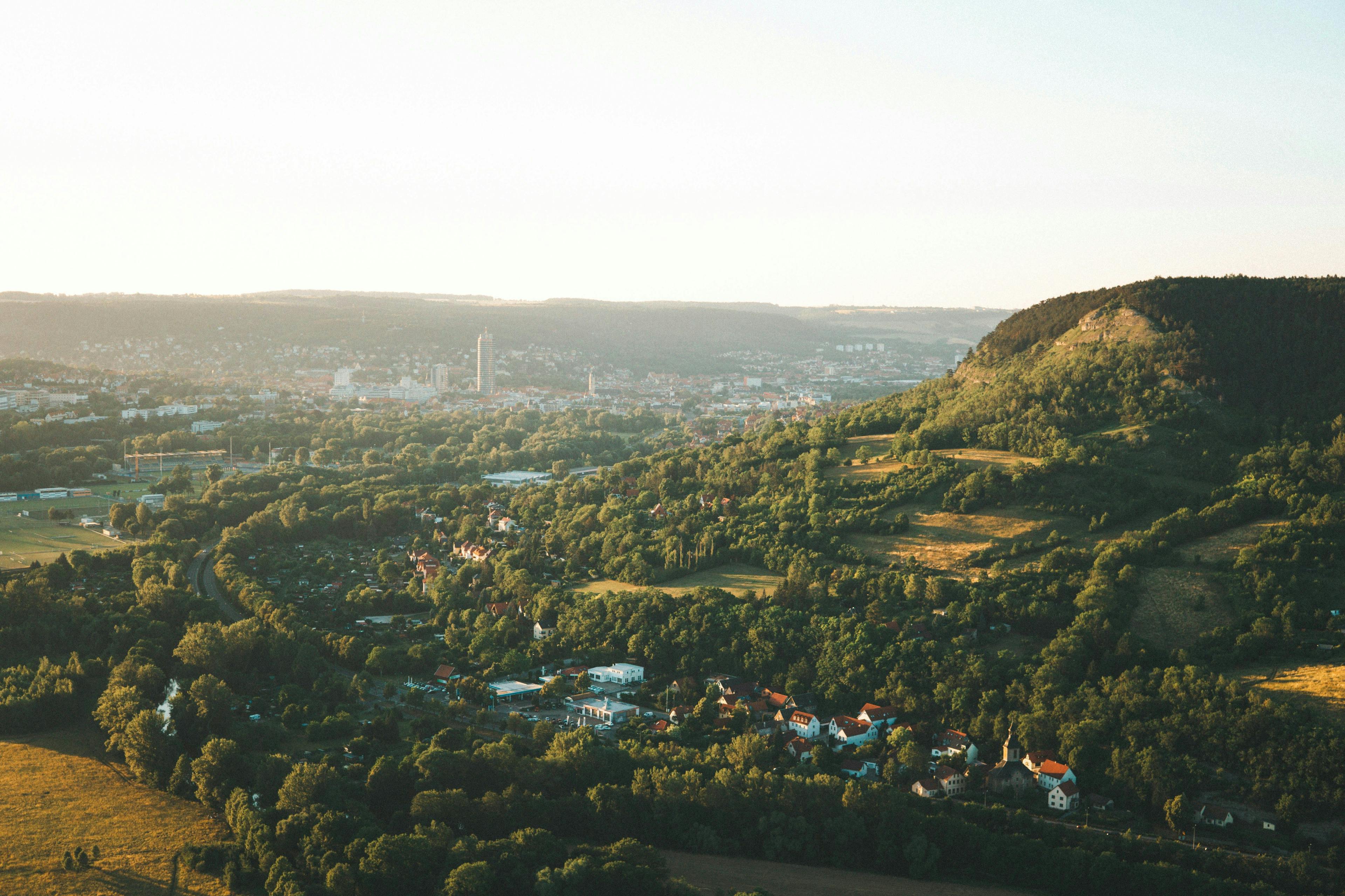 Vogelperspektive auf die grüne Landschaft von Jena