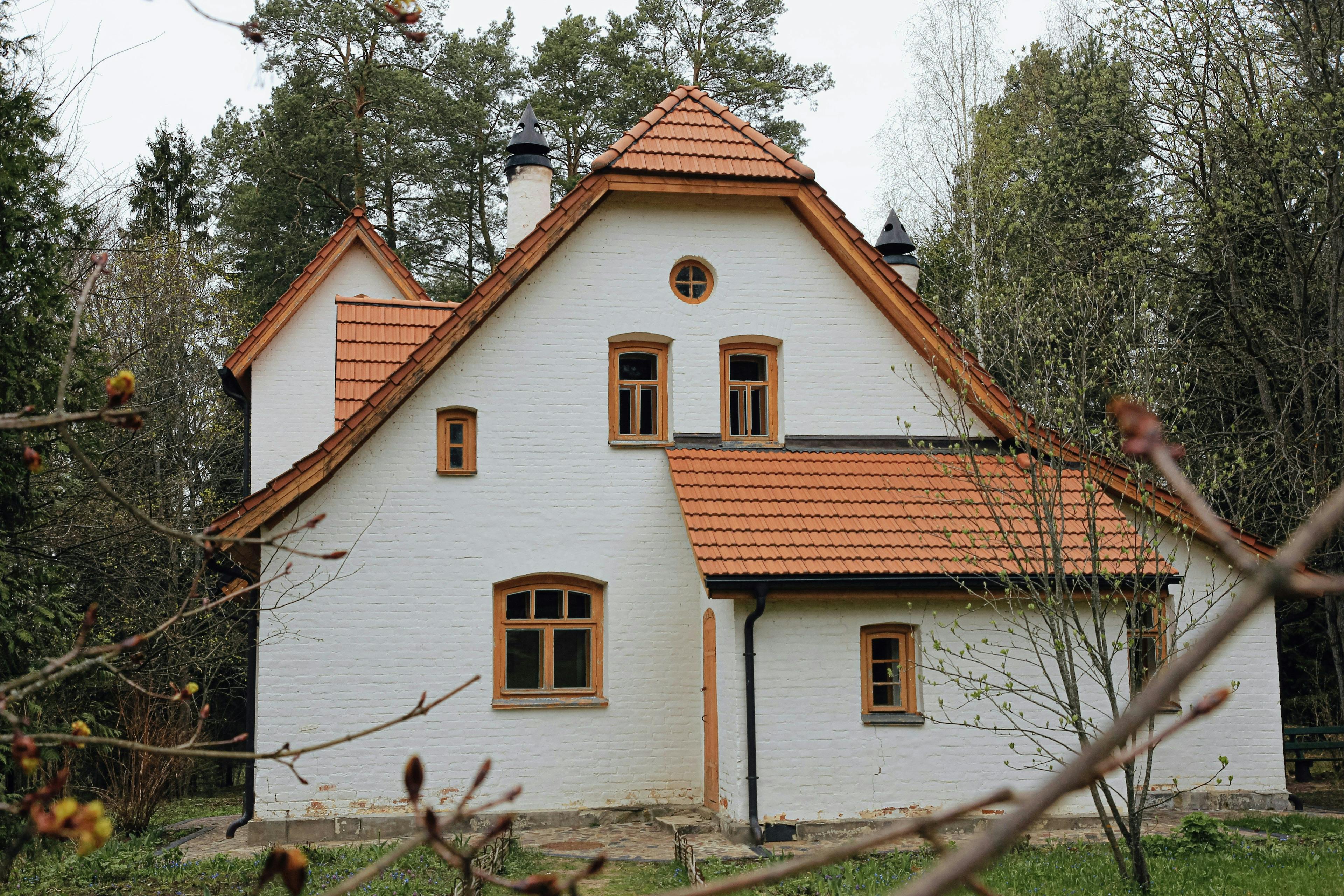 Haus mit Spitzdach im Grünen