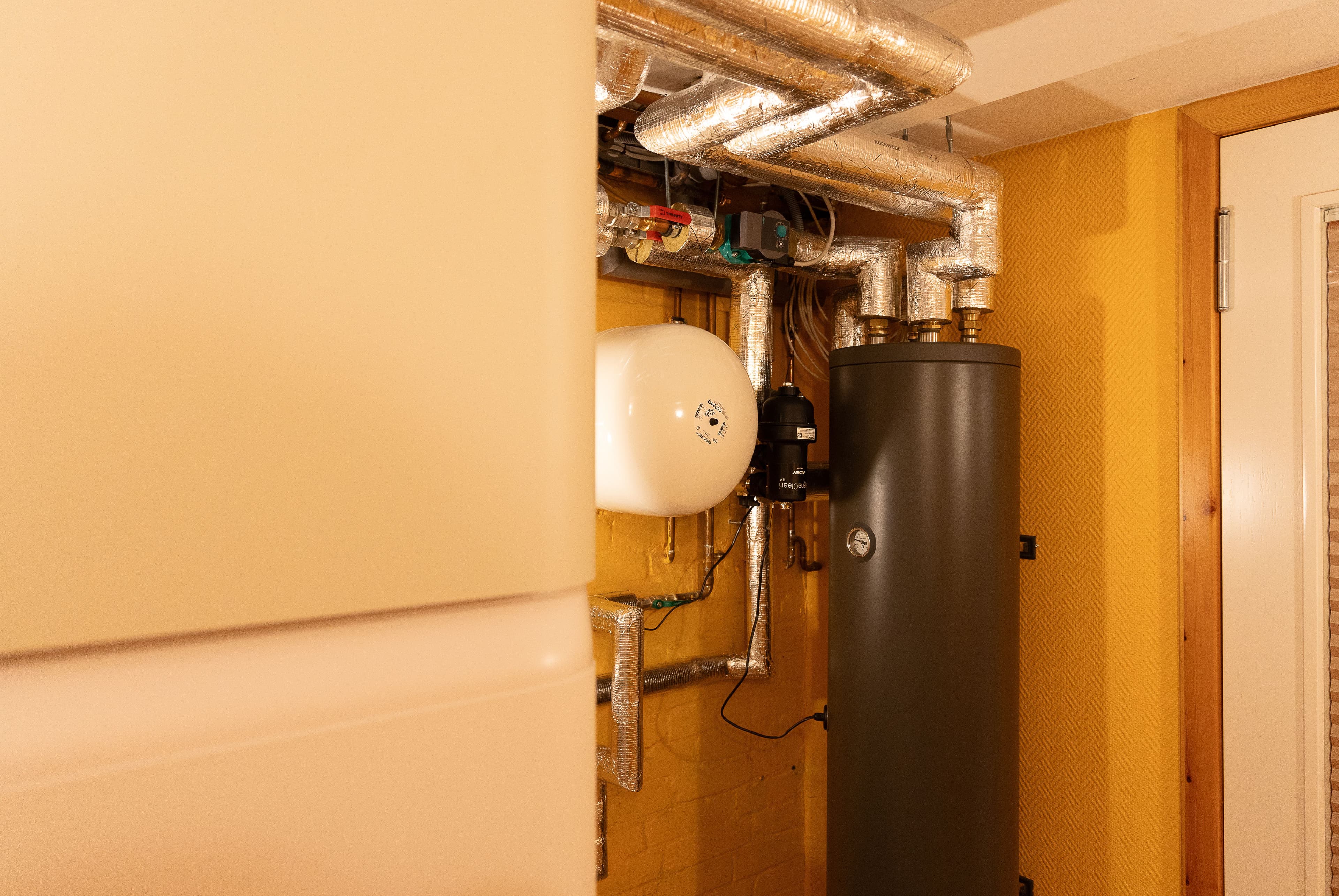 Die Inneneinheiten eines Wärmepumpensystems in einem Keller