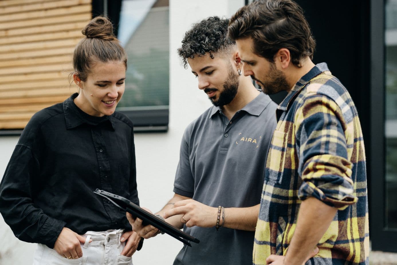 Aira employee showing two customers something on a tablet